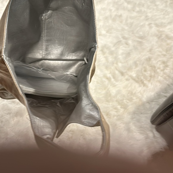 Reversible handbag with gold on one side and silver on the other - Picture 9 of 14